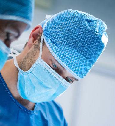 Medico fazendo cirurgia